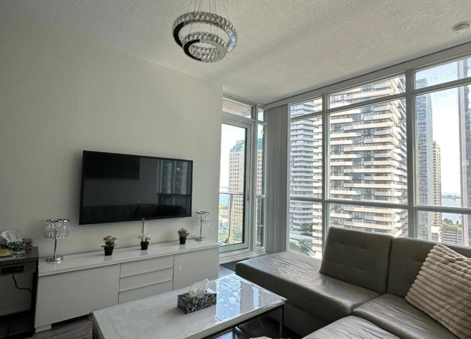 Apartment Newly Updated 2Br, 2Bath & Den In Downtown Toronto Beside Union Station & Scotia Bank Arena! Canada