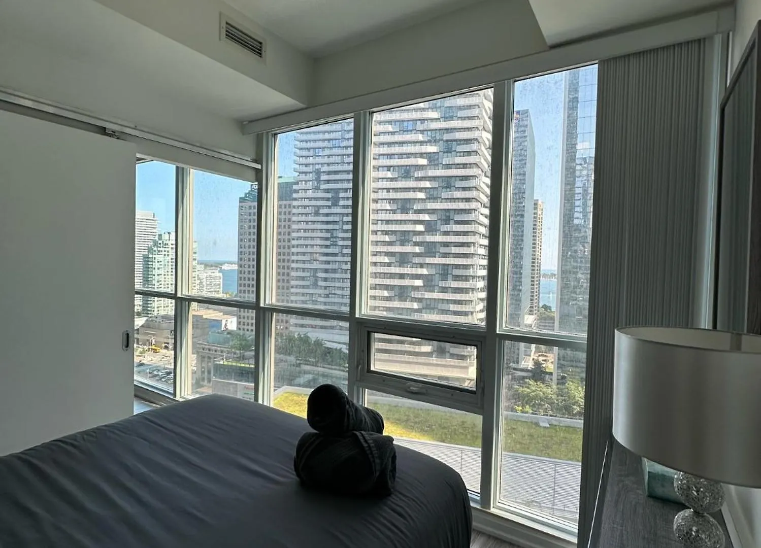 Newly Updated 2Br, 2Bath & Den In Downtown Toronto Beside Union Station & Scotia Bank Arena! Canada